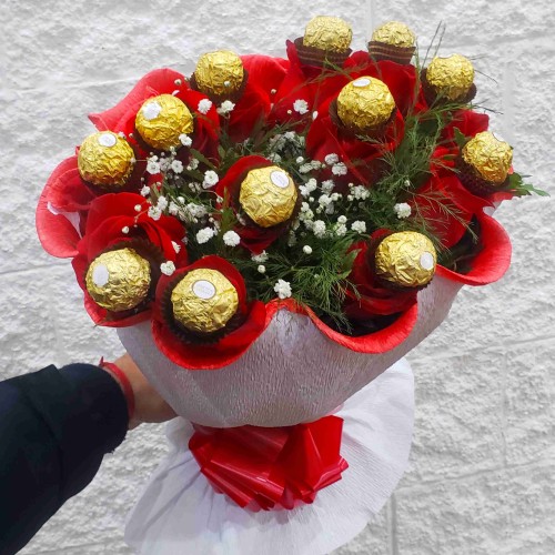 IMPORTED ROSES SET WITH FERRERO